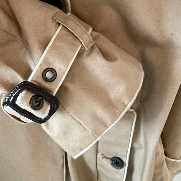 Gap trench coat. Size XS. Khaki outer shell. Polka dot lined. Great condition. - Picture 7 of 9